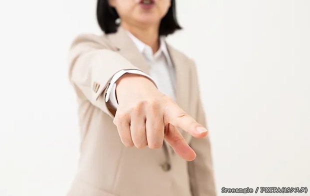 指摘をする人の写真