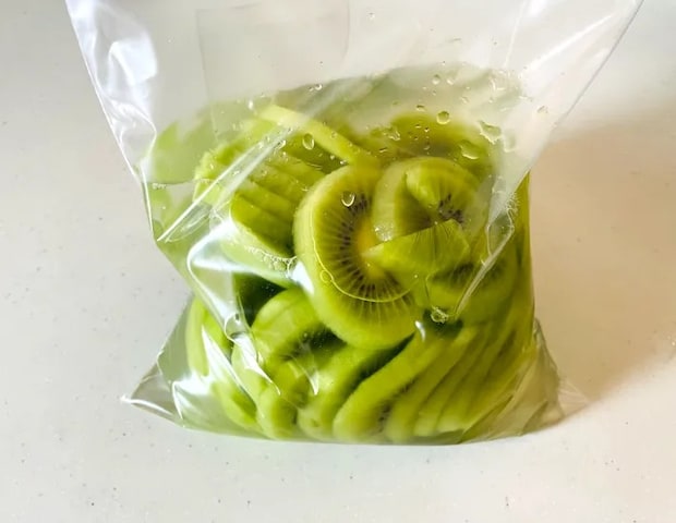 グリーンキウイ、水、塩を厚手のビニール袋に入れたの画像（撮影：エニママ）