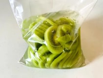 飲んだ夫が「体に染みるぅ～！」　ビニール袋1枚で作る「キウイの簡単ドリンク」