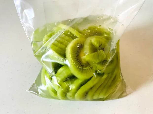 飲んだ夫が「体に染みるぅ～！」　ビニール袋1枚で作る「キウイの簡単ドリンク」