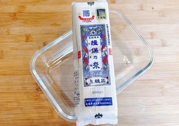 耐熱容器とそうめんの画像（撮影：キジカク）