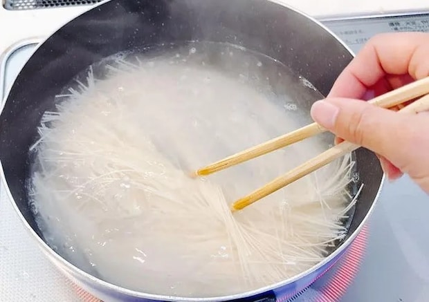 そうめんを鍋で茹でている画像（撮影：キジカク）