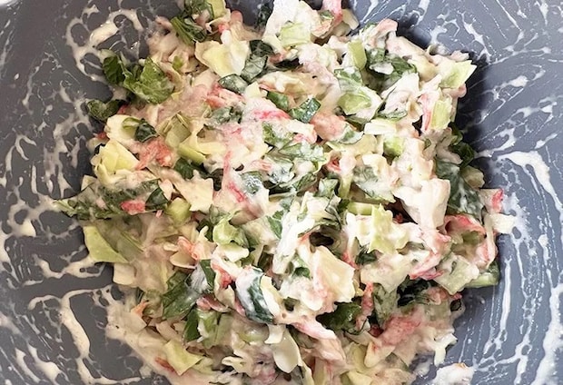 キャベツ、小松菜、桜えび、豚ひき肉を入れて混ぜた画像（撮影：エニママ）