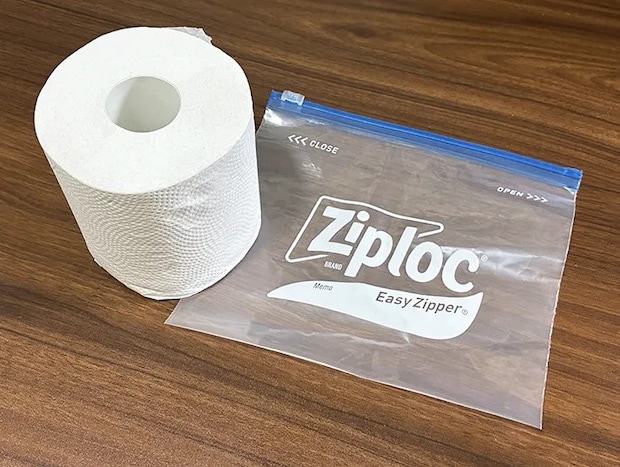 机に置かれたトイレットペーパーとジッパーつき袋（撮影：grapeライフハック編集部）