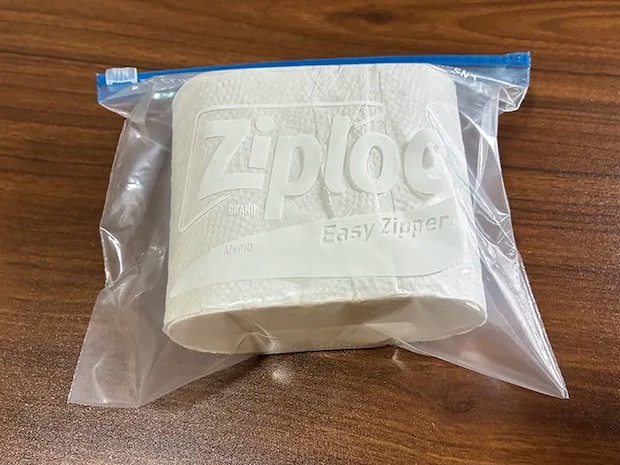 ジッパーつき袋に入れたトイレットペーパー（撮影：grapeライフハック編集部）