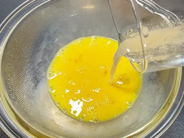 ツナ缶の油を加える（撮影：grapeフード編集部）