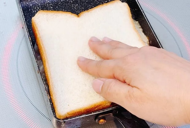 パンを押し付ける画像（撮影：キジカク）