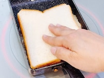 玉子焼き器に『食パン』を押しつけて？　できた一品に「忙しい朝にピッタリ」「食べ応え抜群！」