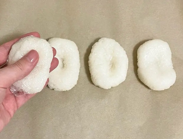 ご飯を成型する写真（撮影：grapeフード編集部）