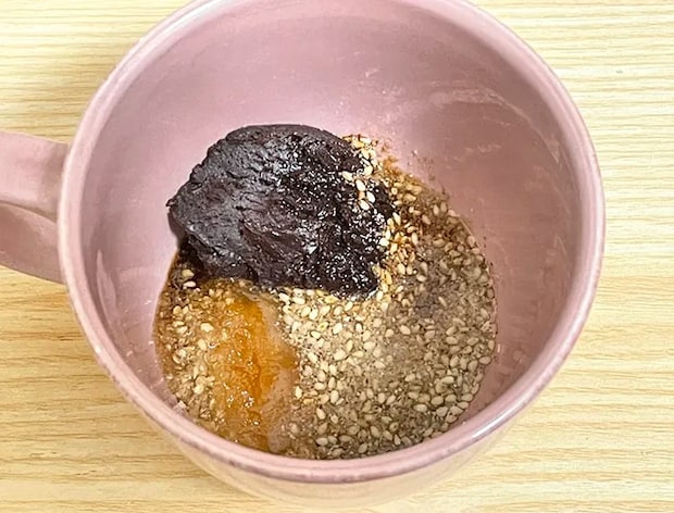 タレを混ぜる写真（撮影：grapeフード編集部）