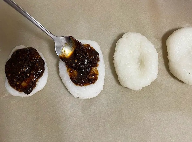 タレを塗る写真（撮影：grapeフード編集部）