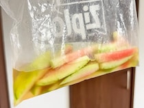 スイカの皮は、ゴミ箱ではなく『ジッパー袋』へ！　意外な活用法に「夏にピッタリ」「もう捨てない！」