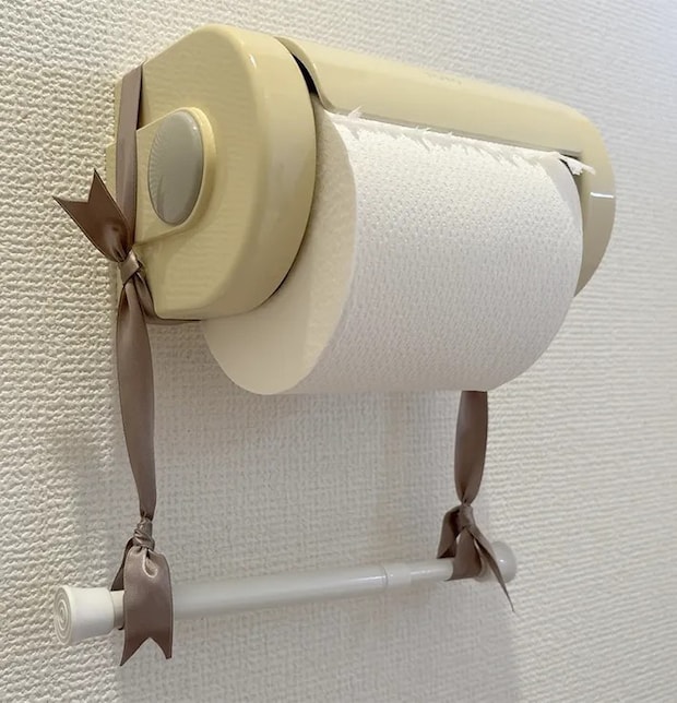トイレットペーパーとつっぱり棒の写真（撮影：grapeライフハック編集部）