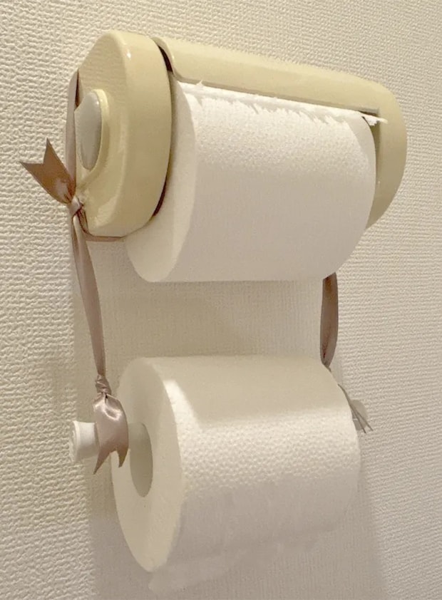 2連になったトイレットペーパーホルダーの写真（撮影：grapeライフハック編集部）