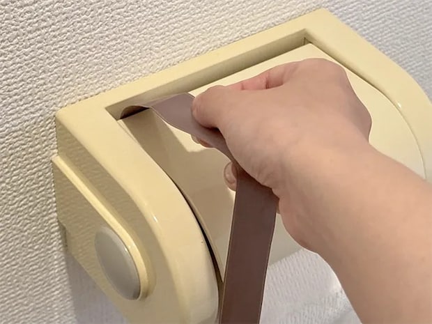 リボンとトイレットペーパーホルダーの写真（撮影：grapeライフハック編集部）