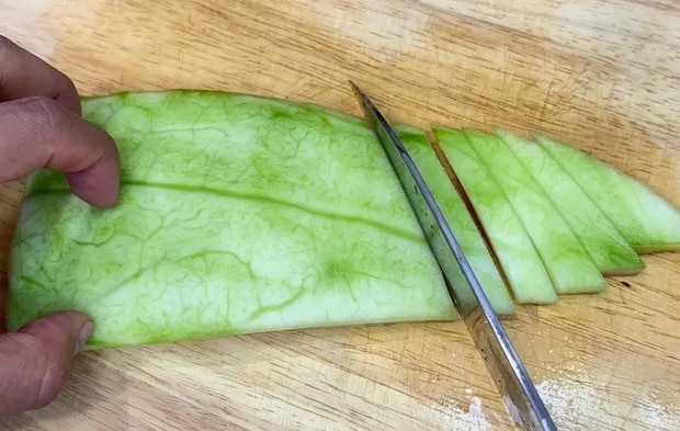 スイカの皮を包丁で切っている画像（撮影：キジカク）