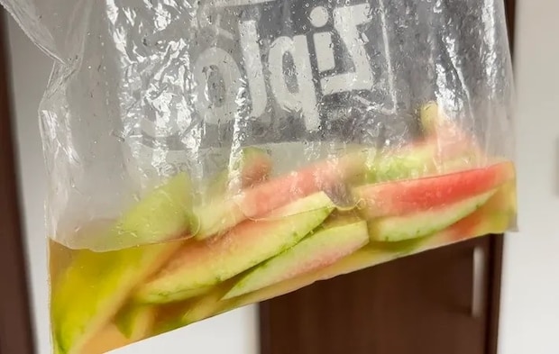 保存袋に浅漬けの素と切ったスイカの皮を入れた画像（撮影：キジカク）