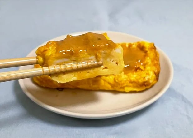 『うどんスープマヨ』に玉子焼きをかけた写真（撮影：grapeフード編集部）