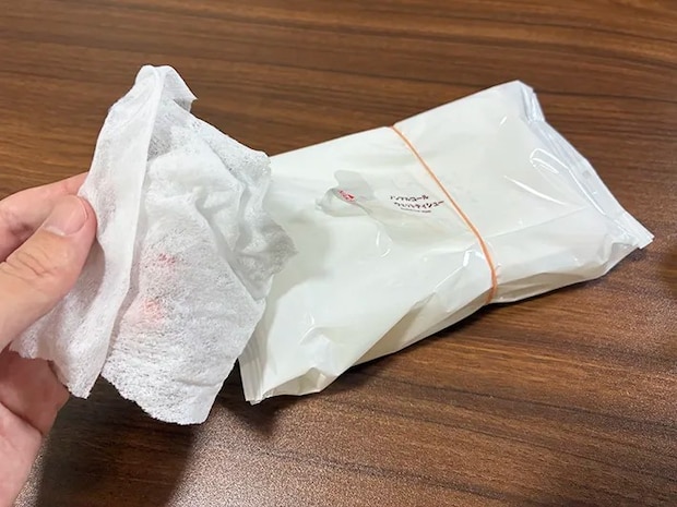 1枚だけ取り出したウェットシート（撮影：grapeライフハック編集部）