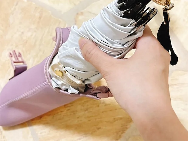 ペットボトルカバーに傘を入れる写真（撮影：grapeライフハック編集部）