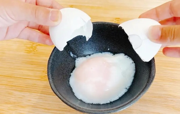 温泉卵を殻から皿に出した画像（撮影：キジカク）