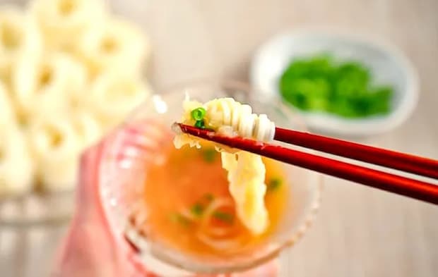 大根おろし割りを食べる写真（撮影：小泉明代）
