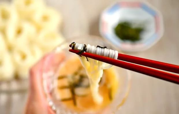 長芋とろろ割りを食べる写真（撮影：小泉明代）
