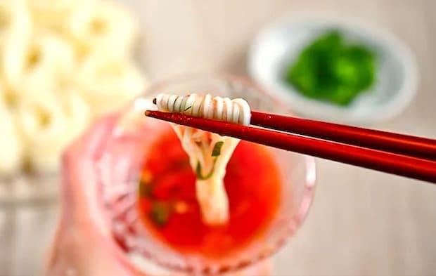 トマトおろし割りを食べる写真（撮影：小泉明代）