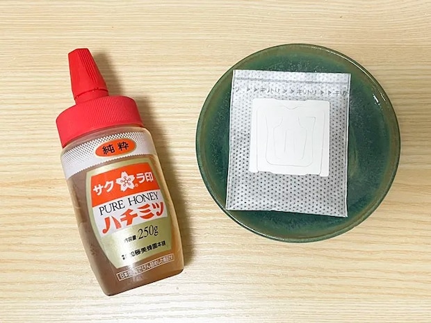 コーヒーのドリップバッグとハチミツの写真（撮影：grapeフード編集部）