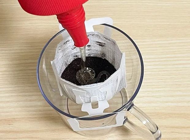 コーヒー粉にハチミツをかける写真（撮影：grapeフード編集部）