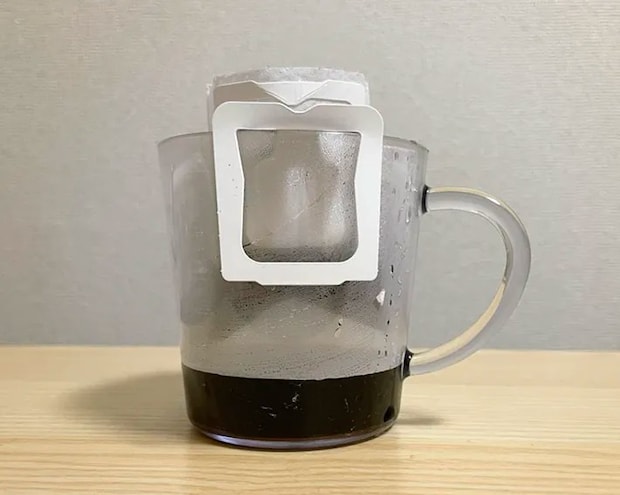 ドリップバッグでコーヒーを抽出する写真（撮影：grapeフード編集部）