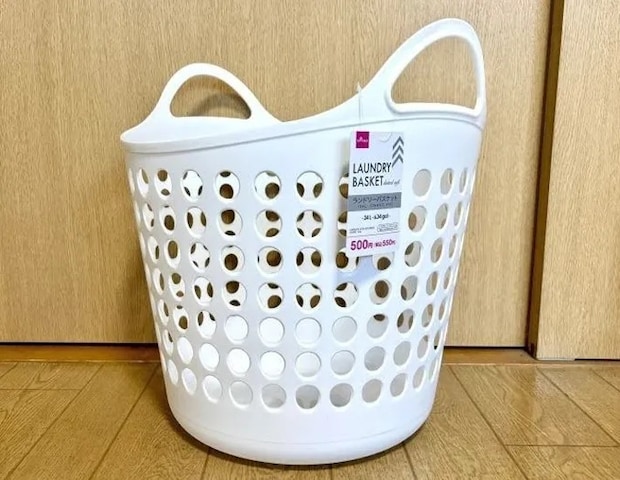 『ダイソー ランドリーバスケット（ソフトタイプ、ドット）』の写真（撮影：ワード）