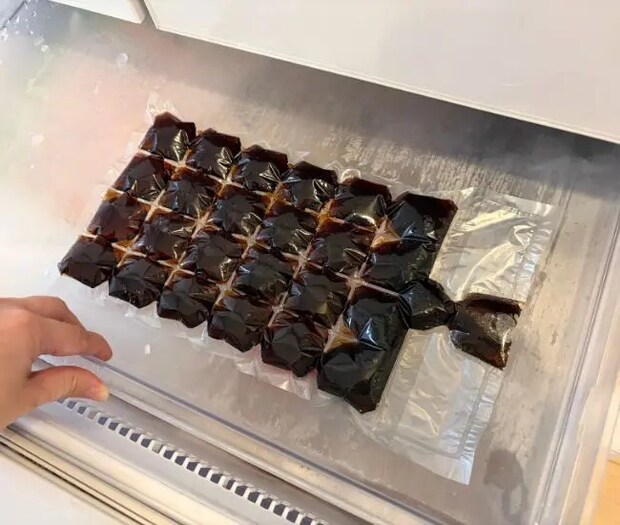 凍らせる様子（撮影：grapeフード編集部）