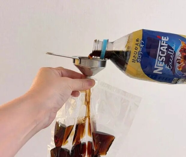コーヒーを注いでいる様子（撮影：grapeフード編集部）