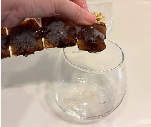 指で押し出す様子（撮影：grapeフード編集部）