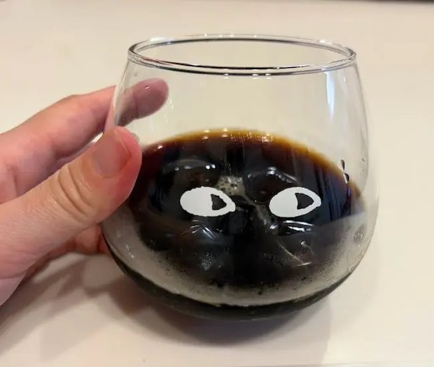 グラスに入れた様子（撮影：grapeフード編集部）