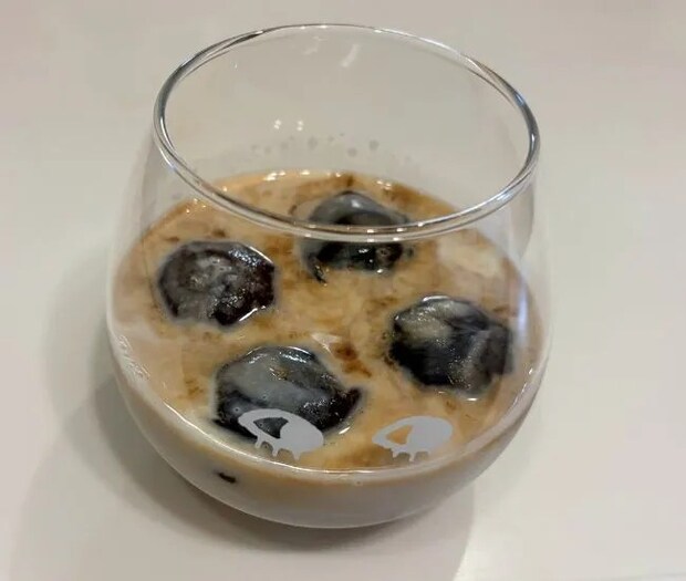 牛乳を入れた様子（撮影：grapeフード編集部）