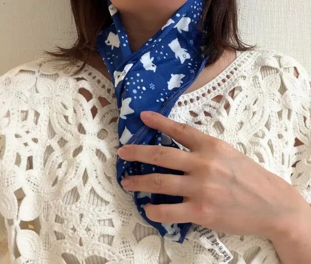 首に巻いた様子（撮影：grapeライフハック編集部）