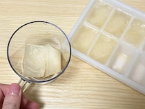 飲めば飲むほど味が変わる？　炭酸飲料と一緒にグラスへ入れた『氷』の正体は…