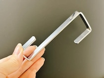 トイレに荷物置き場がない！　ダイソー「角S型フック」で一瞬で解決する方法