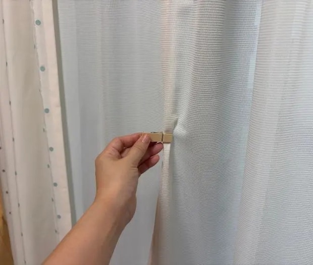カーテンを挟んでいる様子（撮影：grapeライフハック編集部）