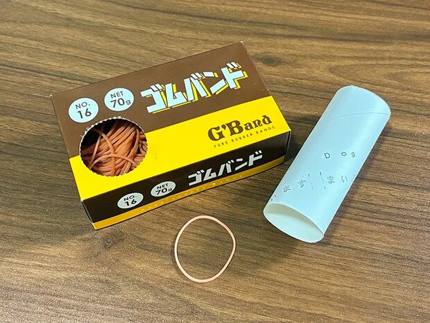 机に置かれたトイレットペーパーの芯と輪ゴム（撮影：grapeライフハック編集部）