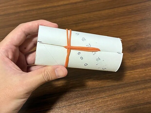輪ゴムを交差させて6本はめたトイレットペーパーの芯（撮影：grapeライフハック編集部）