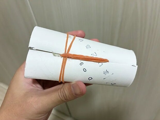 簡易クリーナーに付着したホコリ（撮影：grapeライフハック編集部）