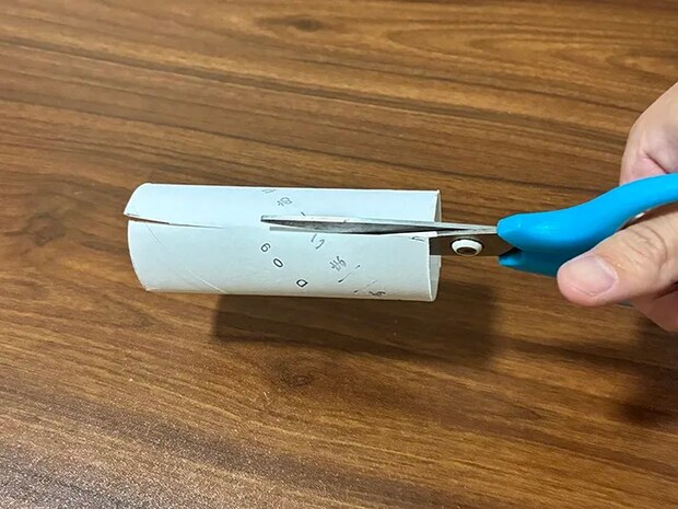 トイレットペーパーの芯にハサミで切れ込みを入れる場面（撮影：grapeライフハック編集部）