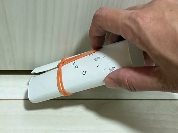 簡易クリーナーで部屋の隅を掃除する場面（撮影：grapeライフハック編集部）
