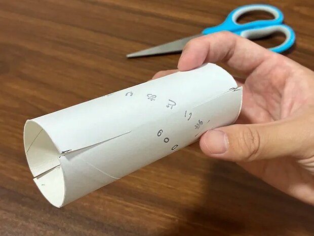 ハサミで切れ込みを入れたトイレットペーパーの芯（撮影：grapeライフハック編集部）