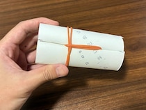 トイレットペーパーの芯に輪ゴムをつけるだけ！　1分で作れた掃除アイテムが「優秀すぎる」
