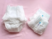 100均パネルを箱型に組み立てるだけ！　オムツ50枚入りが『丸ごと収まる』収納テクニック【収納DIY4選】