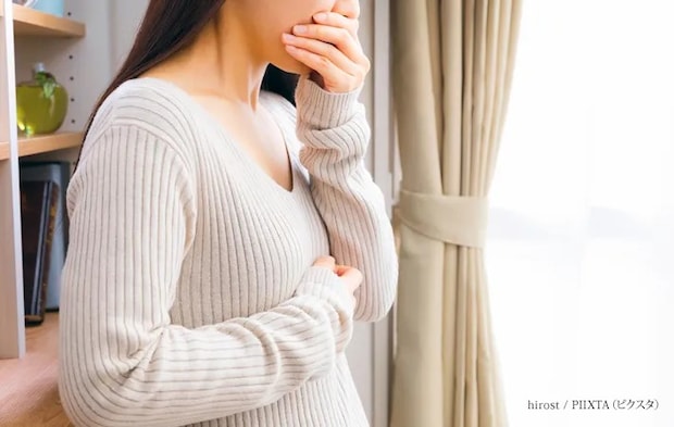 『体調不良の女性』の写真